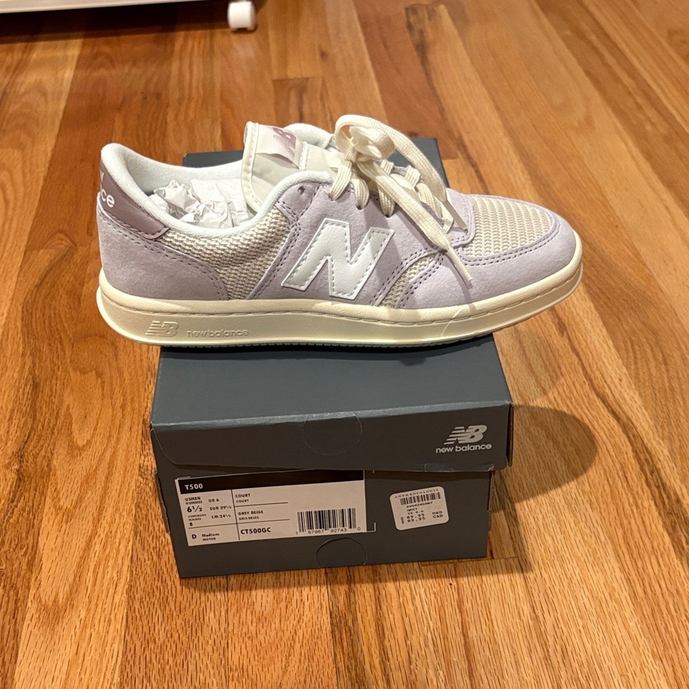 Brand new in box New Balance T500 Unisex Sneakers. Men’s size 61/2. Women’s 8